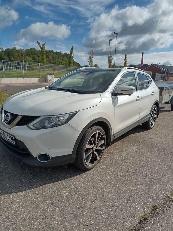 Weiß Gebraucht 2016 Nissan Qashqai Tekna SUV | 11.900 € (Fairer Preis) - Bild 1/4