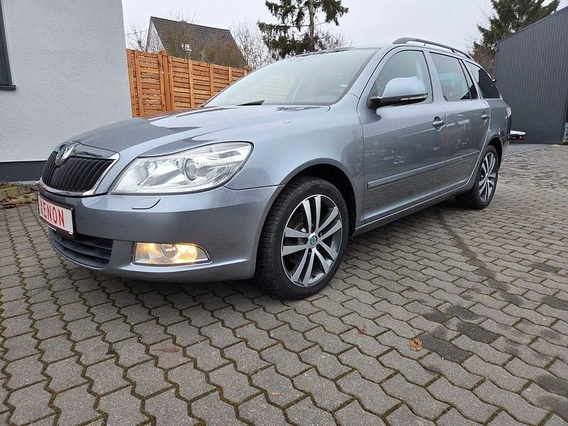 Grau Gebraucht 2013 Skoda Octavia Family Kombi | 3.999 € (Guter Preis) - Bild 1/4