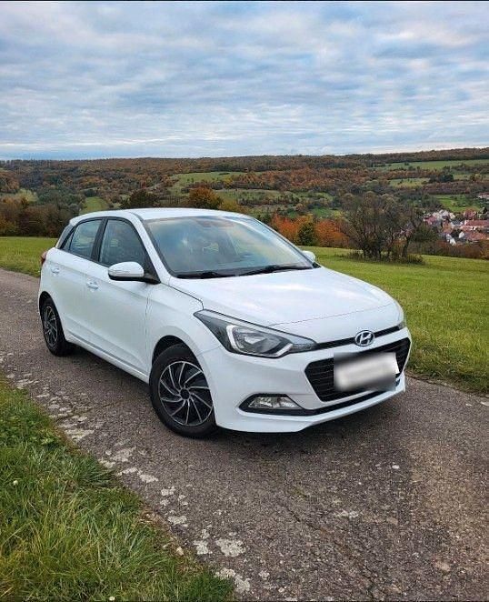 Weiß Gebraucht 2016 Hyundai i20 Active Kleinwagen | 8.800 € (Fairer Preis) - Bild 1/4