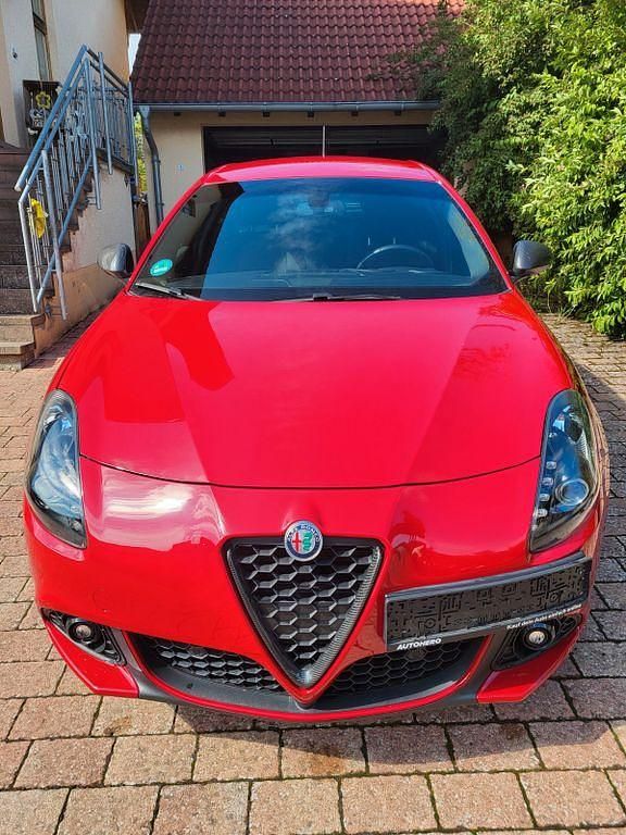 Rot Gebraucht 2019 Alfa Romeo Giulietta Kleinwagen | 14.000 € (Fairer Preis) - Bild 1/4