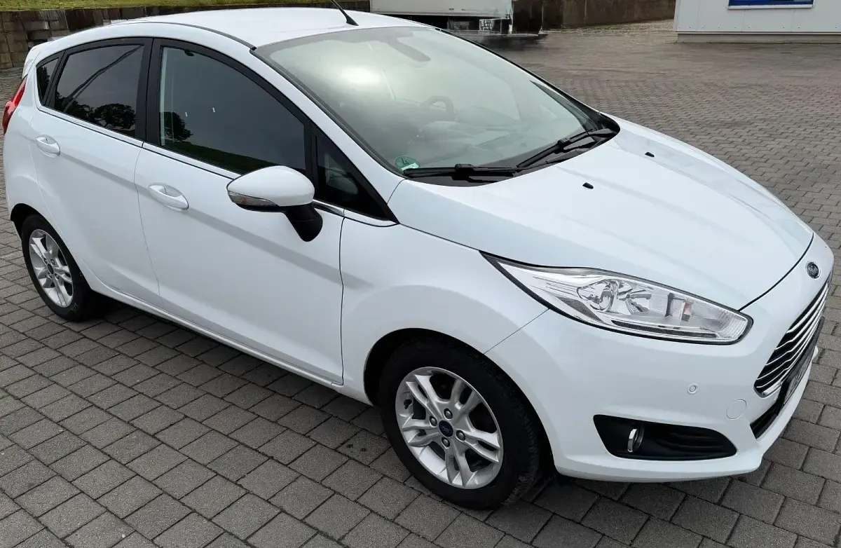 Gebraucht Ford Fiesta Titanium 95 PS (69 kW) 2016 Weiß Kleinwagen