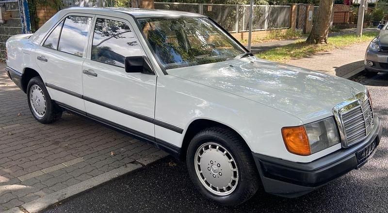 Weiß Gebraucht 1987 Mercedes 200 Limousine | 4.950 € - Bild 1/4