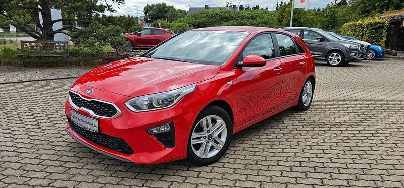 Rot (metallic) Gebraucht 2020 Kia Ceed Limousine | 14.990 € (Teuer) - Bild 1/4