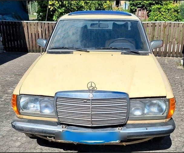 Gebraucht Mercedes 200 54 PS (39 kW) 1979 Gelb Limousine