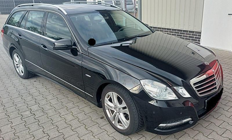 Schwarz Gebraucht 2012 Mercedes E220 Kombi | 6.990 € (Guter Preis) - Bild 1/4