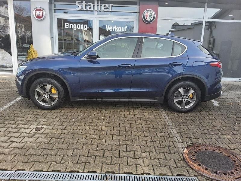 Blau Gebraucht 2018 Alfa Romeo Stelvio Super SUV | 21.900 € (Superpreis) - Bild 1/4