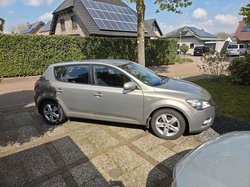 Second-hand Kia Ceed 116 CP (85 kW) 2011 Gri Hatchback