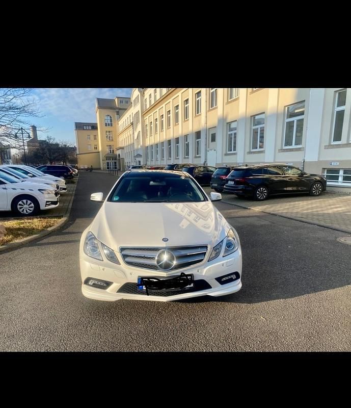 Weiß Gebraucht 2011 Mercedes E250 AMG Coupé | 17.250 € (Teuer) - Bild 1/4