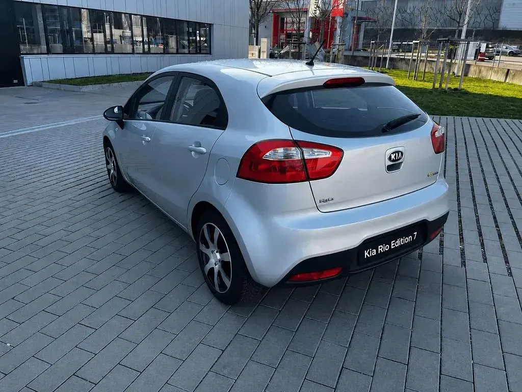 Gebraucht Kia Rio Edition 7 75 PS (55 kW) 2014 Silber Limousine