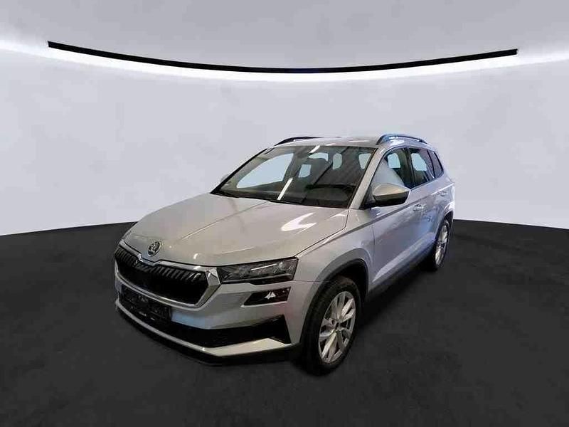 Brilliantsilber Gebraucht 2023 Skoda Karoq Style SUV | 18.990 € - Bild 1/4