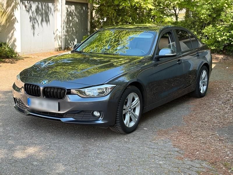 Grau Gebraucht 2015 BMW 318 Limousine | 11.000 € (Guter Preis) - Bild 1/4