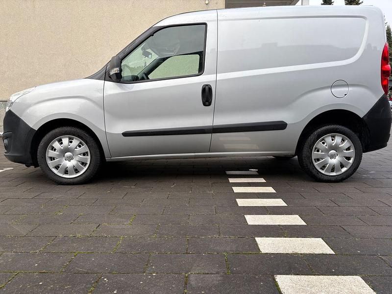 Gebraucht Opel Combo 90 PS (66 kW) 2017 Silber Van / Kleinbus