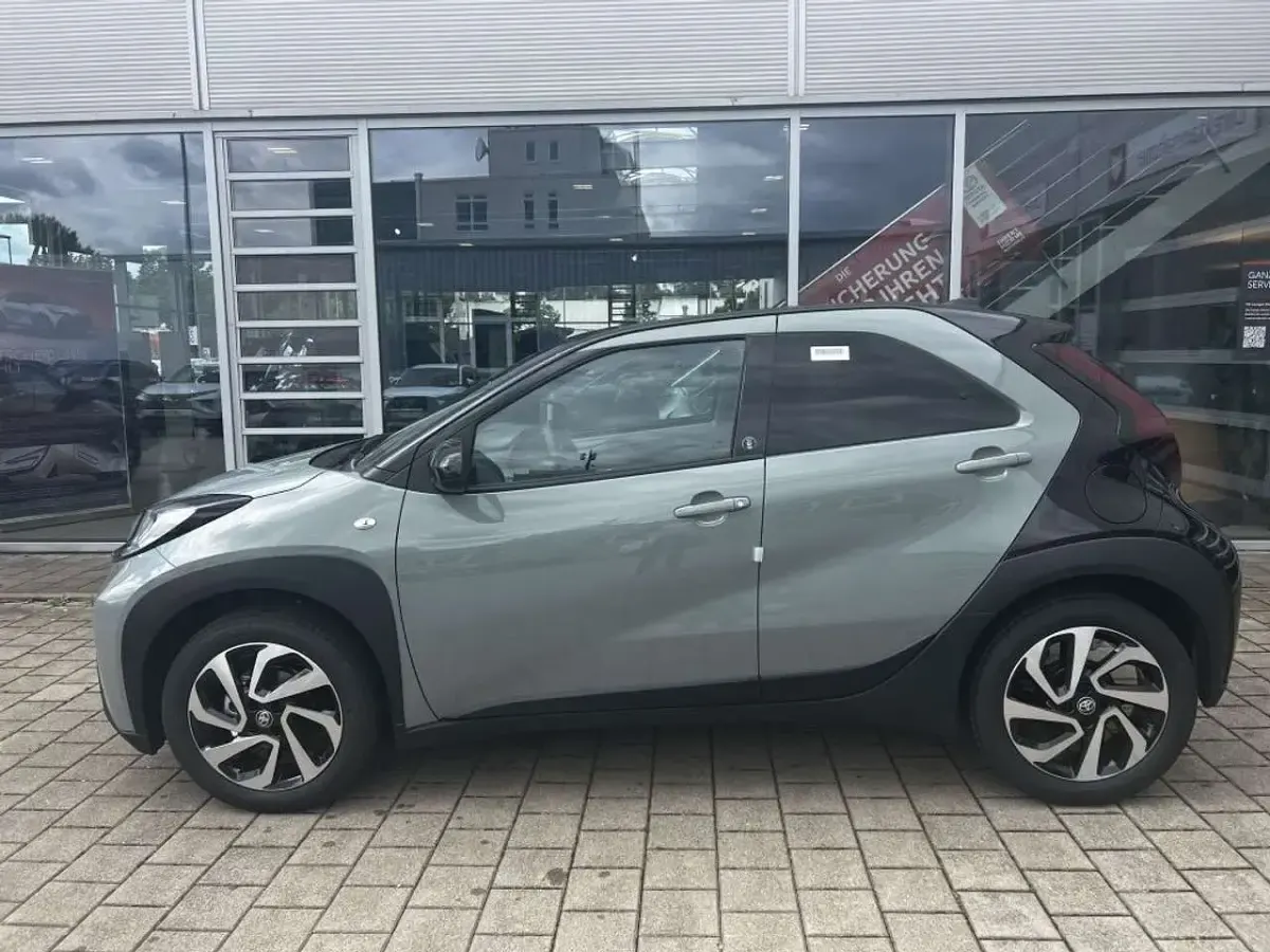 Neu Toyota Aygo X 72 PS (52 kW) 2025 Urban khaki, dach mysticschwar SUV