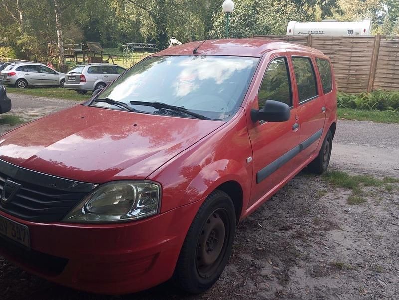 Rot Gebraucht 2011 Dacia Logan MCV Ambiance Van / Kleinbus | 1.800 € (Superpreis) - Bild 1/4