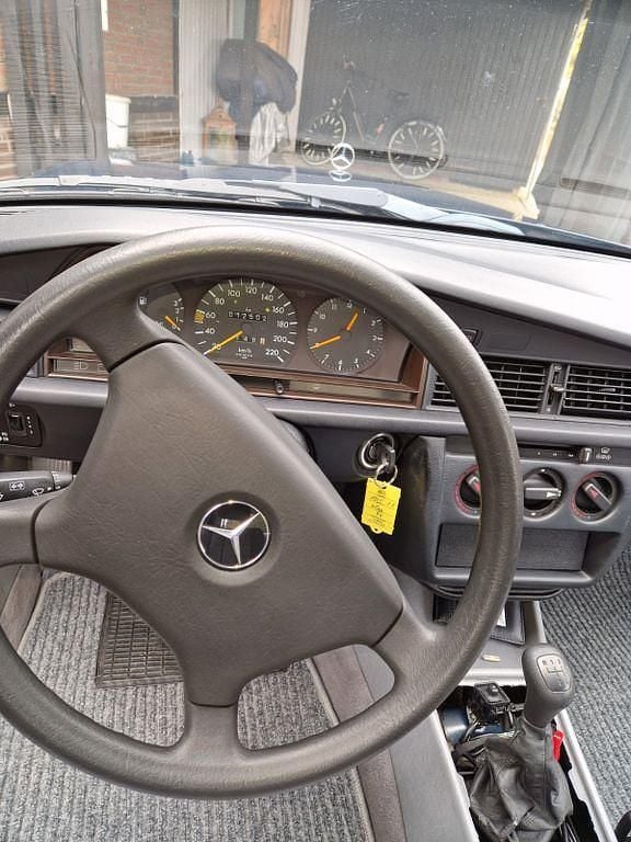 Gebraucht Mercedes 190 109 PS (80 kW) 1990 Blau Limousine