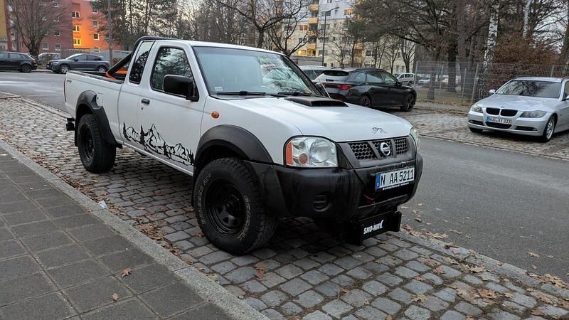 Second-hand Nissan Navara 2011 Pickup