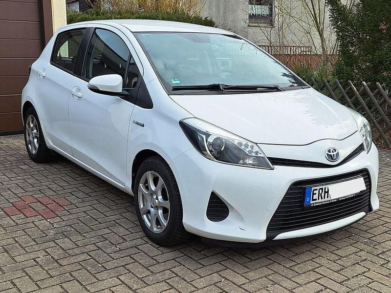 Gebraucht Toyota Yaris 75 PS (55 kW) 2013 Weiß Kleinwagen