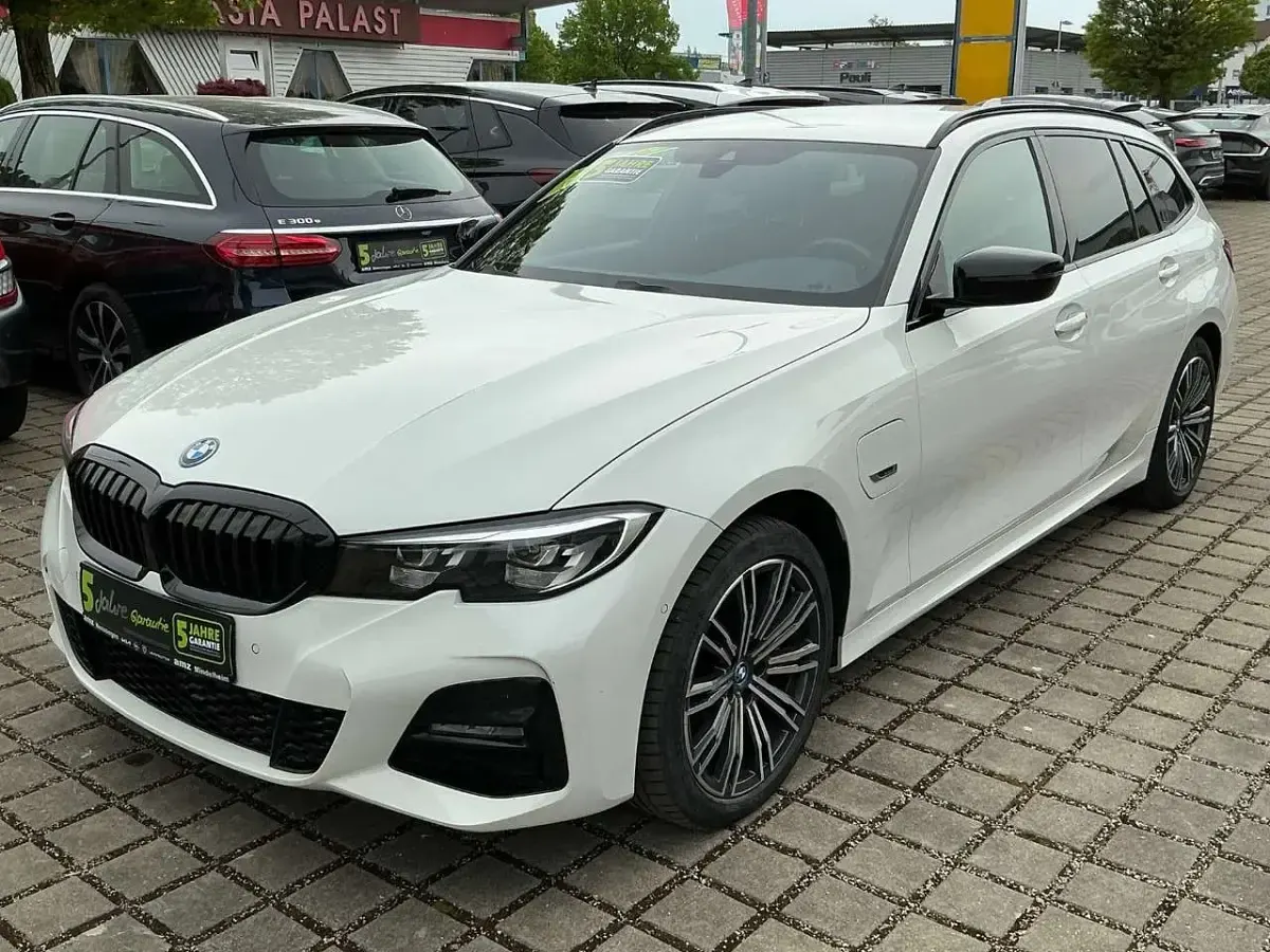 Gebraucht BMW 330e M Sport 252 PS (185 kW) 2021 Alpinweiss iii Kombi