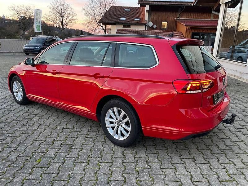 Gebraucht VW Passat 122 PS (89 kW) 2023 Rot Kombi