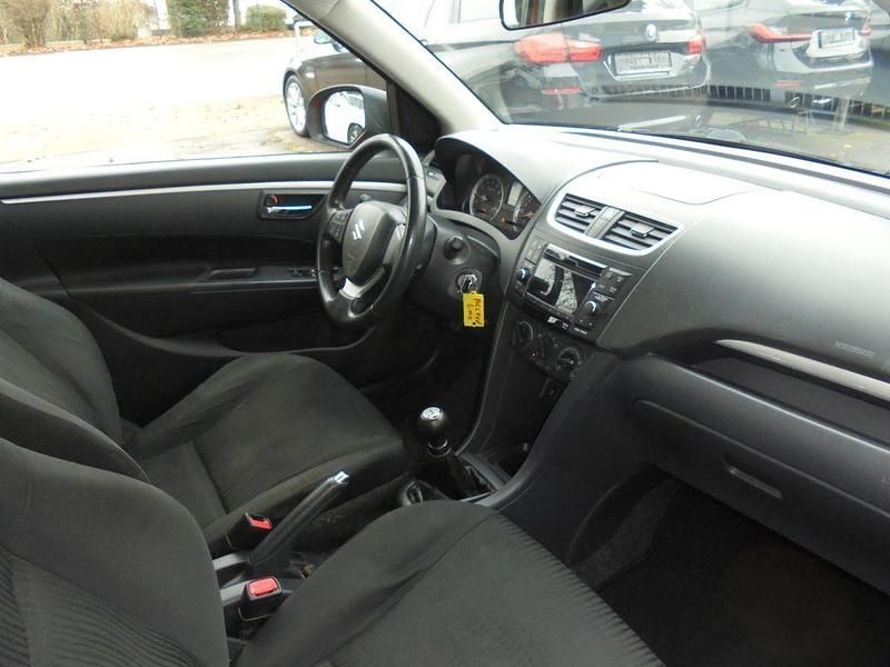 Gebraucht Suzuki Swift Club 94 PS (69 kW) 2013 Rot Limousine