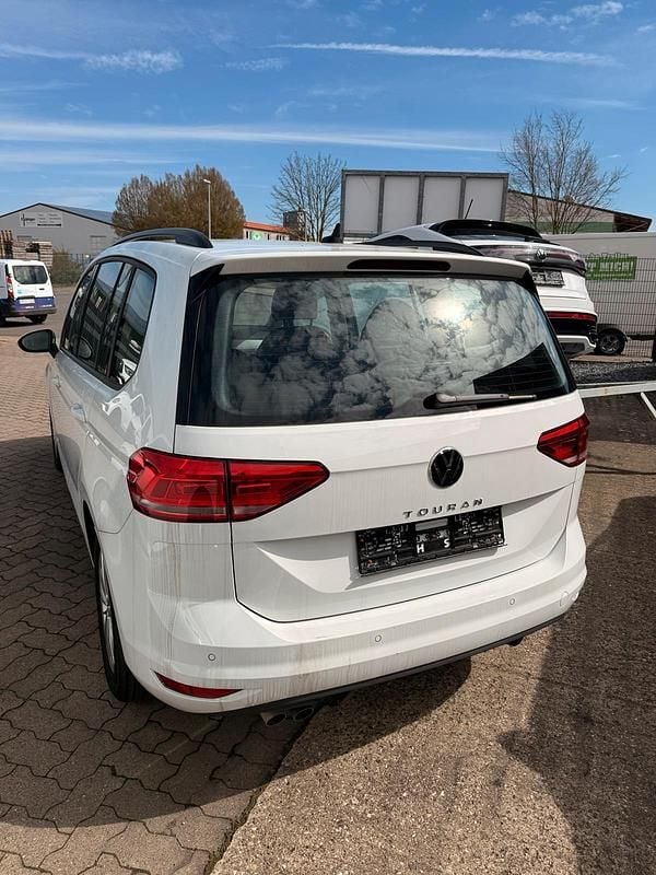 Gebraucht VW Touran 150 PS (110 kW) 2024 Weiß Van / Kleinbus