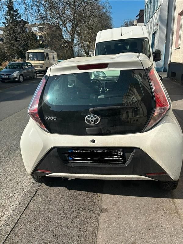 Gebraucht Toyota Aygo X-play 70 PS (51 kW) 2017 Weiß Kleinwagen