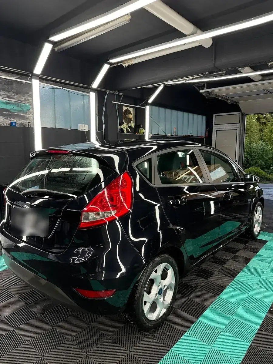 Gebraucht Ford Fiesta 95 PS (69 kW) 2012 Schwarz Limousine