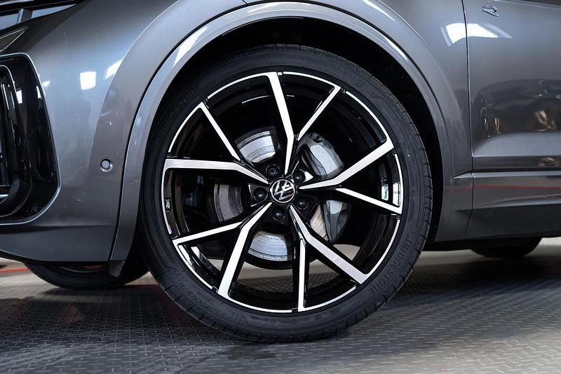 Neu VW Touareg R-line 330 PS (242 kW) 2025 Grau SUV