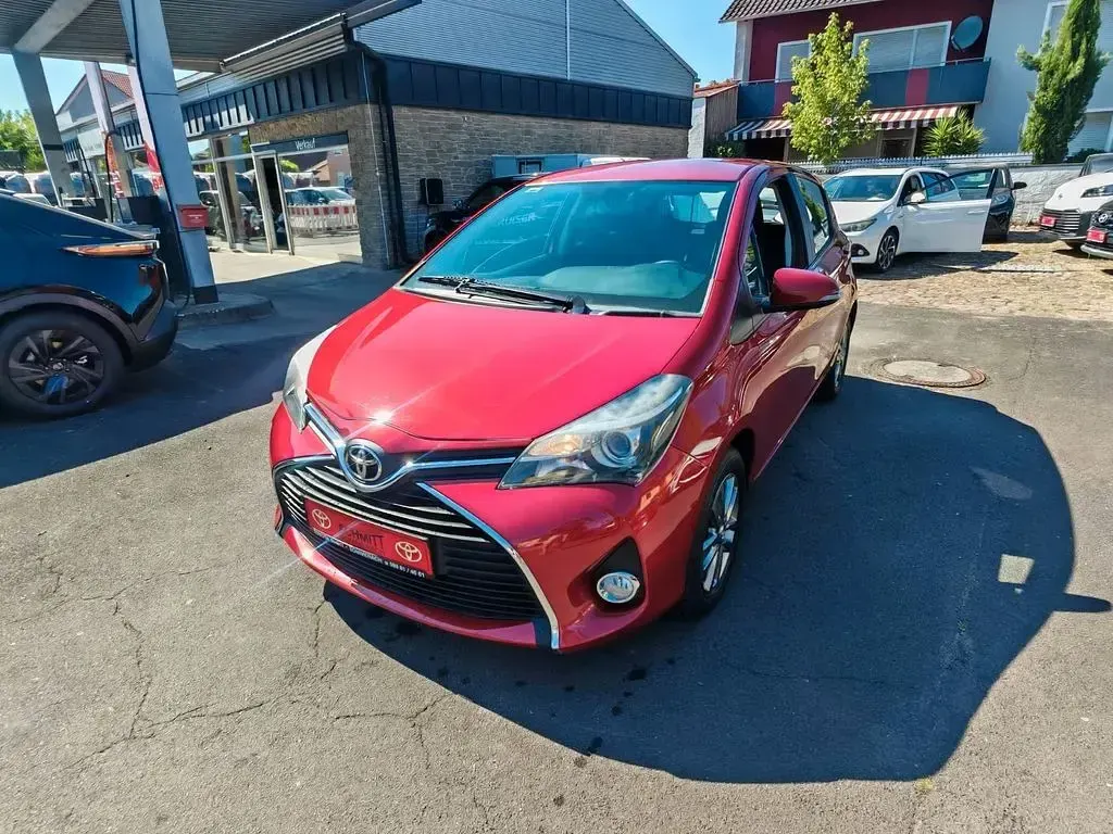 Gebraucht Toyota Yaris Comfort 99 PS (72 kW) 2015 Rot Kleinwagen