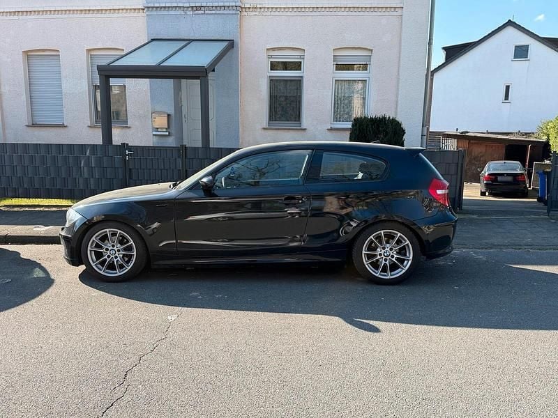 Gebraucht BMW 116 122 PS (89 kW) 2010 Schwarz Kleinwagen