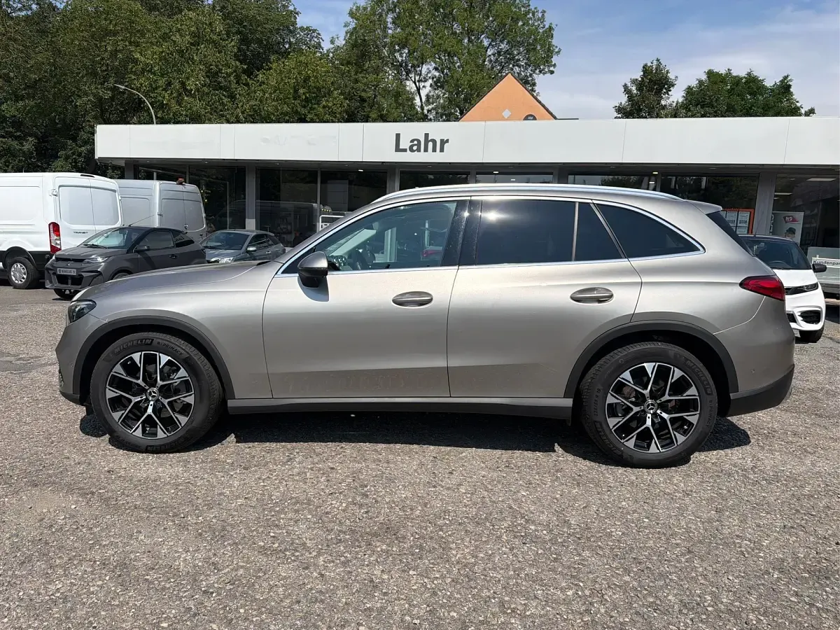 Gebraucht Mercedes GLC220 Avantgarde 197 PS (144 kW) 2024 Mojavesilber metalliclack SUV