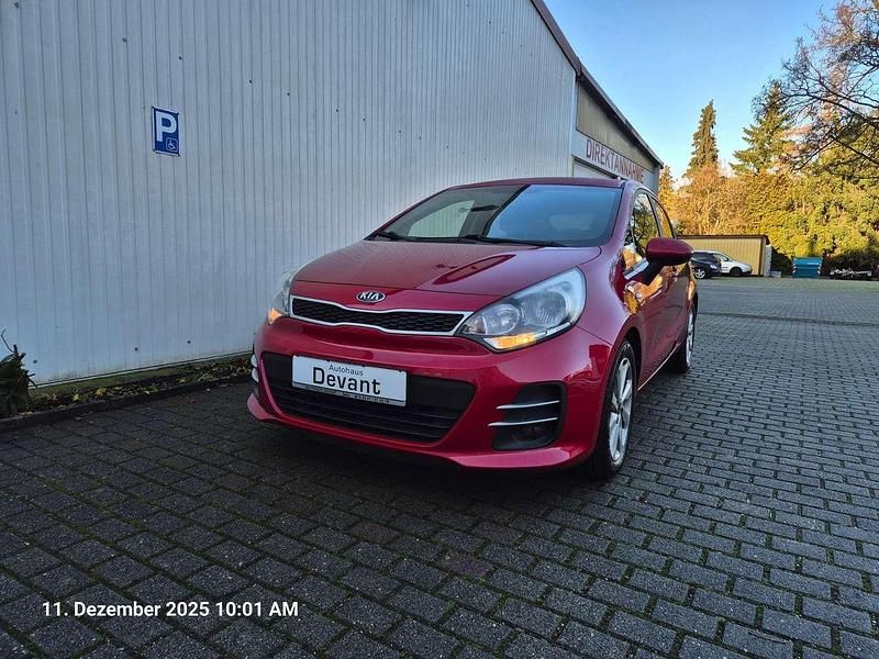 Signalrot met. Gebraucht 2015 Kia Rio DREAM-TEAM Edition Kleinwagen | 7.200 € (Fairer Preis) - Bild 1/4