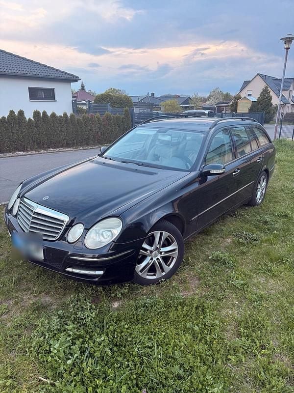 Second-hand Mercedes E240 176 CP (129 kW) 2004 Negru Break