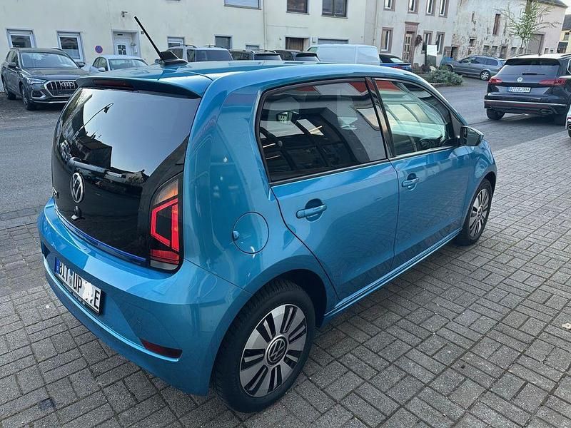 Second-hand VW e-up! Style 61 kW (83 CP) 2021 Albastru Hatchback