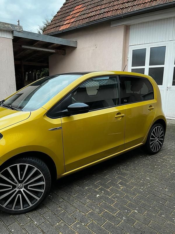 Second-hand VW up! 95 CP (69 kW) 2017 Auriu Hatchback