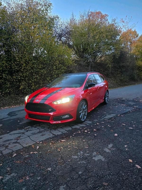 Rot Gebraucht 2015 Ford Focus ST Kombi | 17.499 € - Bild 1/4