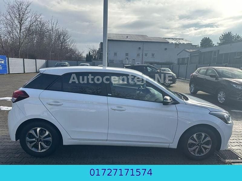 Gebraucht Hyundai i20 Passion 101 PS (74 kW) 2018 Weiß Limousine