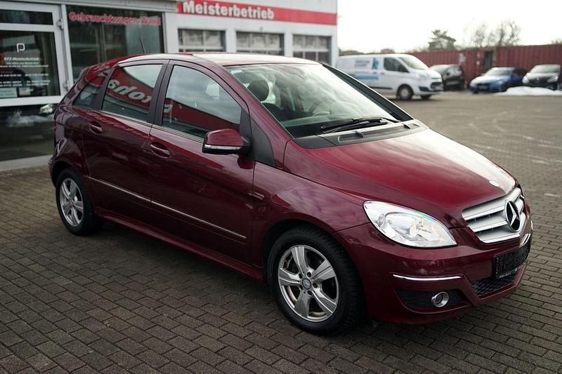 Gebraucht Mercedes B180 116 PS (85 kW) 2011 Rot Van / Kleinbus