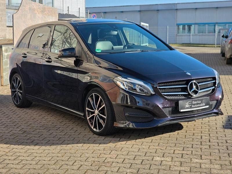 Violett Gebraucht 2015 Mercedes B200 Van / Kleinbus | 12.490 € (Fairer Preis) - Bild 1/4