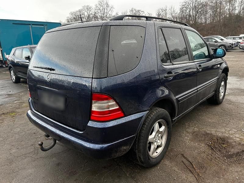 Gebraucht Mercedes ML320 218 PS (160 kW) 1999 Blau SUV