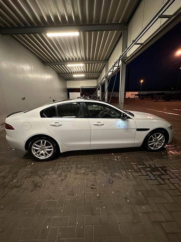 Gebraucht Jaguar XE 180 PS (132 kW) 2016 Weiß Limousine