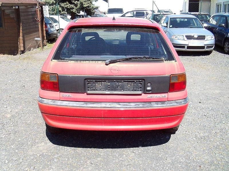 Second-hand Opel Astra 75 CP (55 kW) 1996 Roșu Berlinǎ