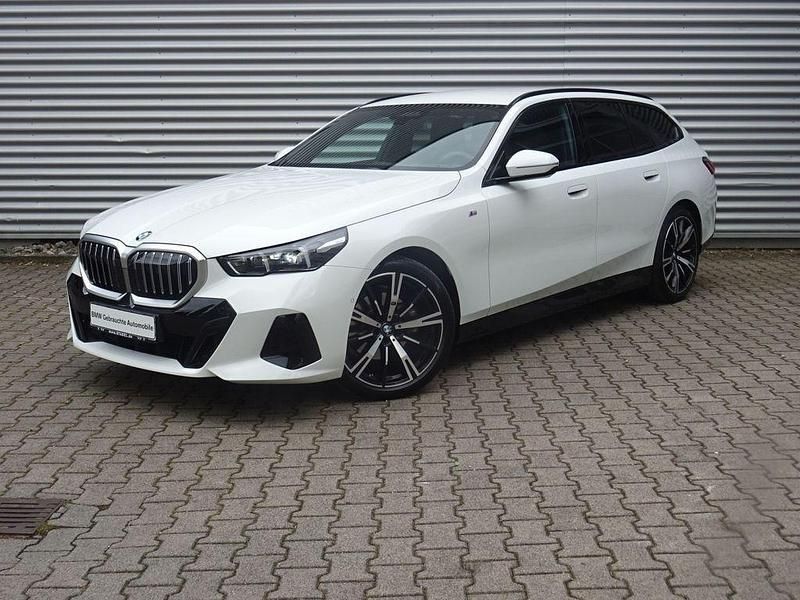 Alpinweiss uni Gebraucht 2024 BMW 520 M Sport Kombi | 51.440 € (Superpreis) - Bild 1/4