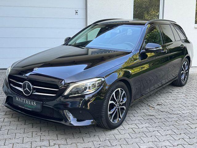 Schwarz Gebraucht 2020 Mercedes C300 Night Kombi | 25.999 € (Superpreis) - Bild 1/4