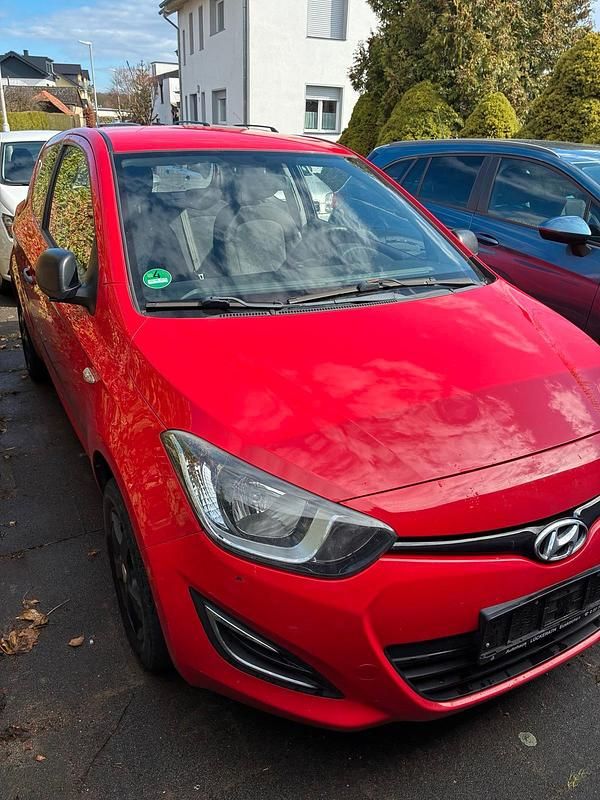 Gebraucht Hyundai i20 86 PS (63 kW) 2013 Rot Kleinwagen