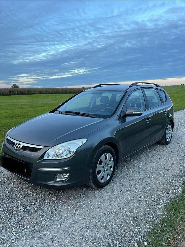 Grau Gebraucht 2009 Hyundai i30 Kombi | 2.400 € (Guter Preis) - Bild 1/4