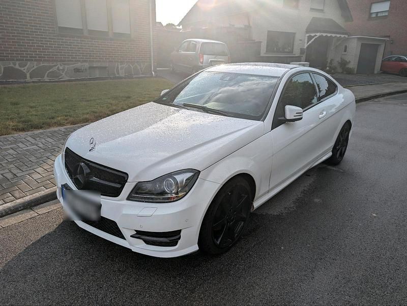 Weiß Gebraucht 2014 Mercedes C250 AMG line Coupé | 18.000 € (Fairer Preis) - Bild 1/4