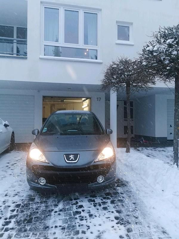 Grau Gebraucht 2009 Peugeot 207 Kleinwagen | 2.200 € (Fairer Preis) - Bild 1/4