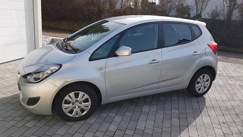 Silber Gebraucht 2013 Hyundai ix20 Edition Kleinwagen | 7.450 € (Fairer Preis) - Bild 1/4