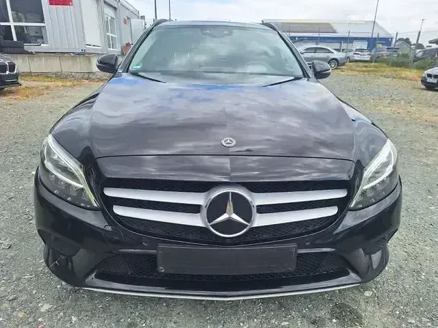Gebraucht Mercedes C180 122 PS (89 kW) 2020 Schwarz Limousine